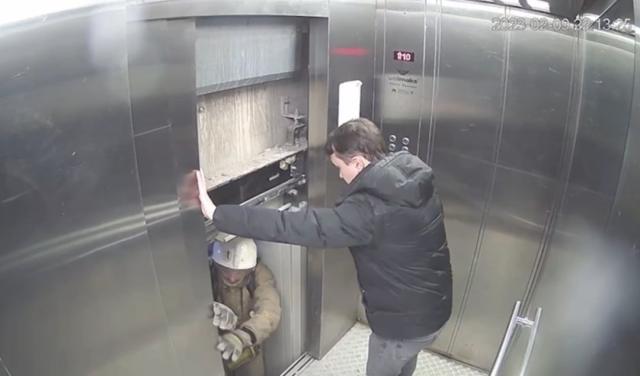 В Уфе мужчина застрял в задымившемся лифте