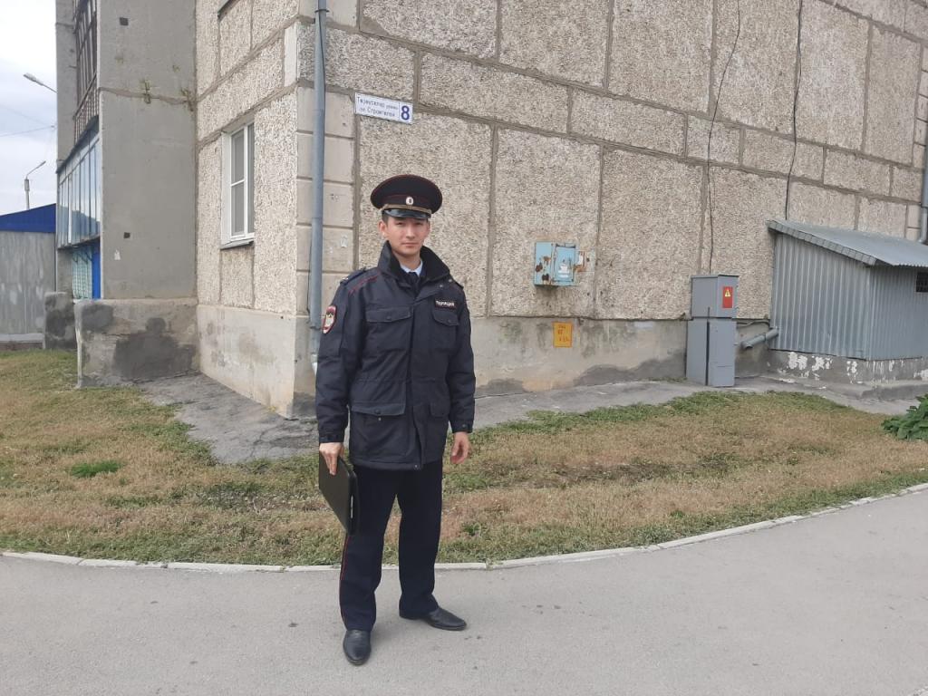 В Башкирии участковый спас людей из горящего здания