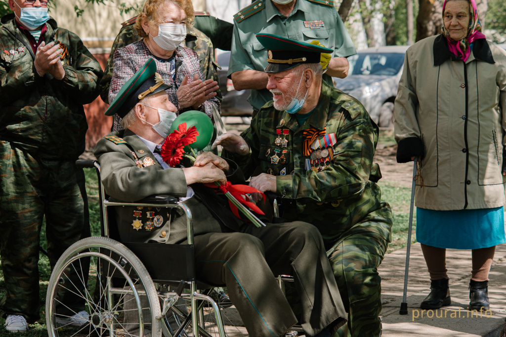 8 мая мини парад ветераны дворы поздравление коронавирус (62).jpg