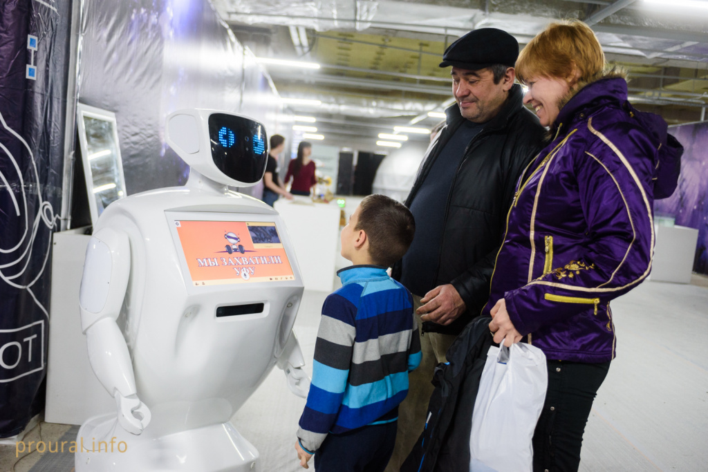 Выставка роботов сургут. Выставка роботов. Шоу роботов Уфа. Выставка роботов в Казани в кольце.