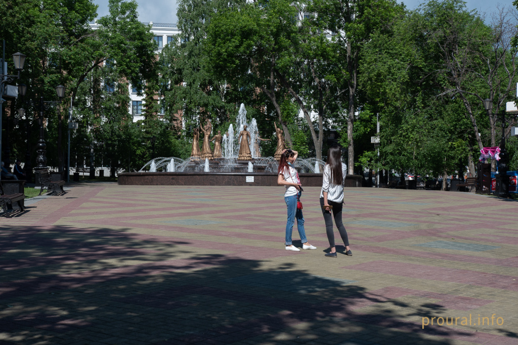 Семь девушек фонтан Театральный сквер лето (1).jpg
