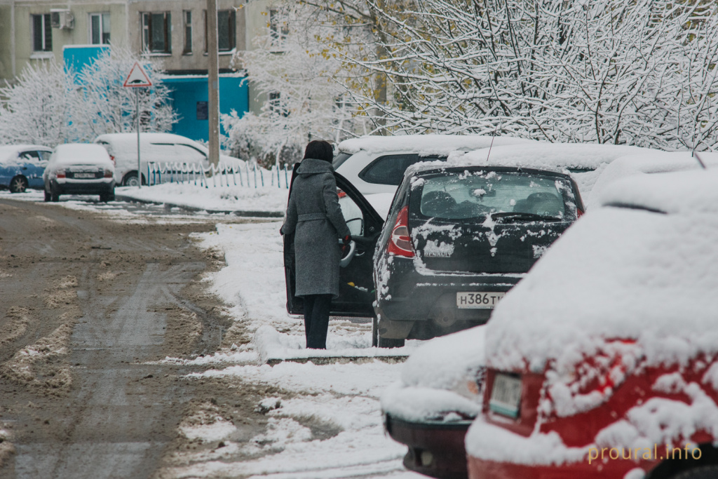 первый снег 2019 улица прохожие город зима (1).jpg