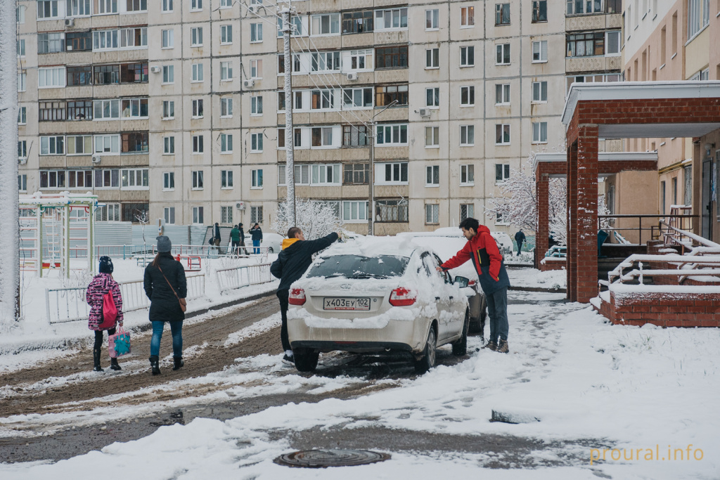 первый снег 2019 улица прохожие город зима (14).jpg