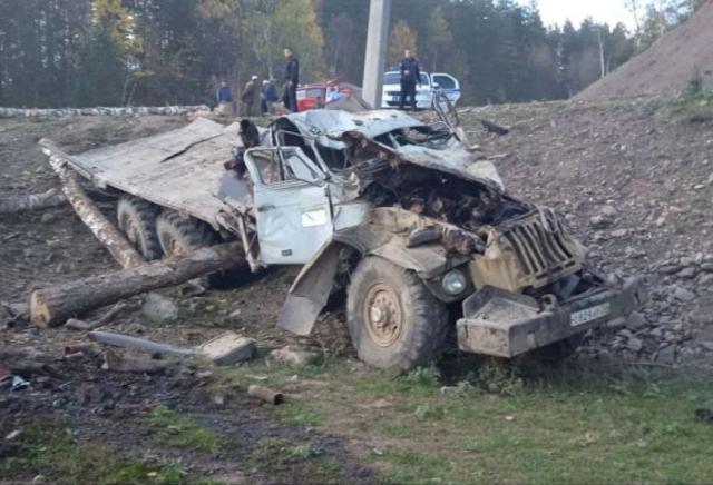 В Башкирии водитель погиб в съехавшем в кювет лесовозе